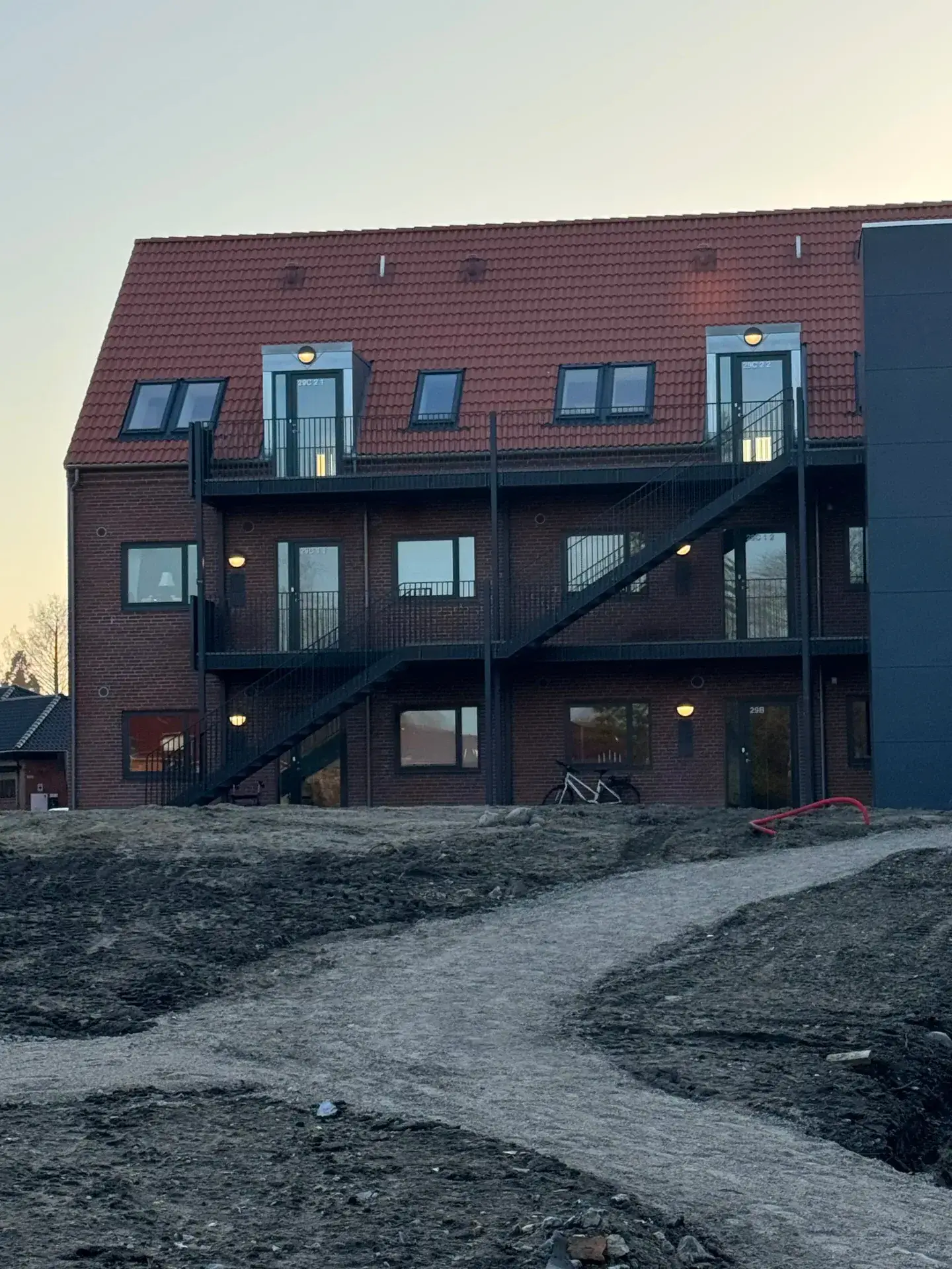 Apotekerhaven i Sakskøbing – facade med altangange og udvendig trappe